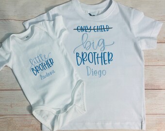 Coordinated little brothers/little sisters embroidered with little brother/big brother or little sister/big sister writing