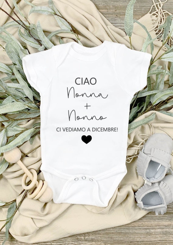 Body annuncio gravidanza idea regalo per annunciare la dolce attesa ai  nonni, con stampa 'Ciao nonni, in arrivo a..' personalizzabile -  Italia