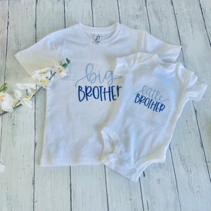 Modulaire set voor kleine broertjes/zusjes, geborduurd met de tekst kleine/grote broer/zus, cadeau-idee voor een baby op komst, 1-delige t-shirts met naam