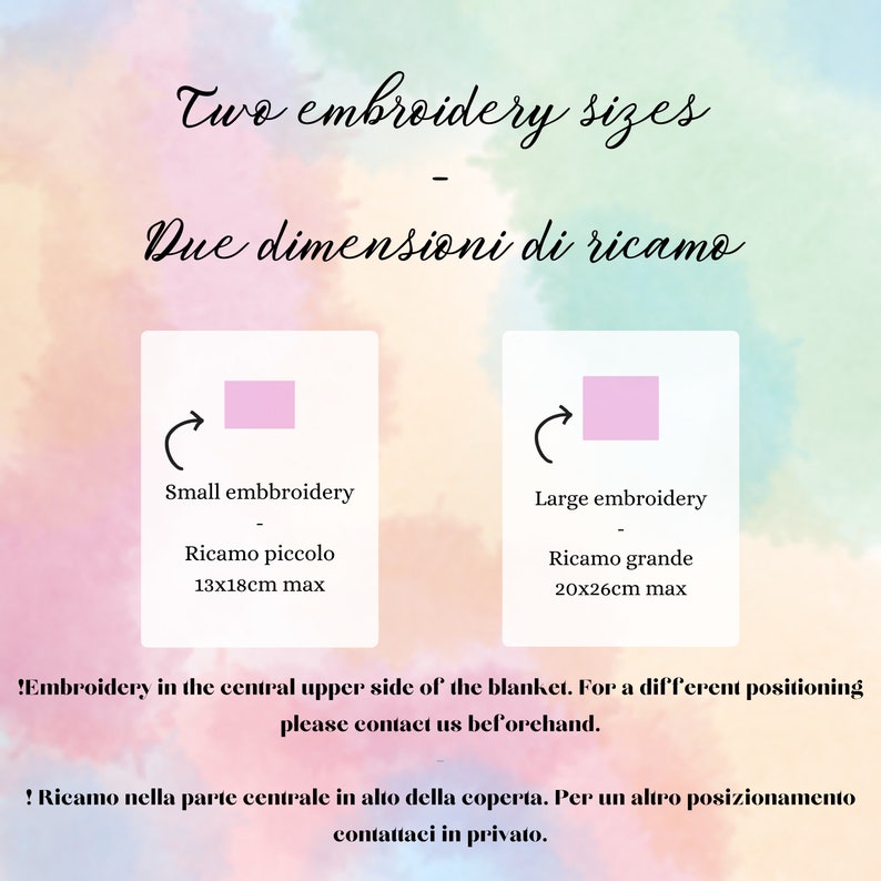 Pode incluir: S&atilde;o mostradas duas dimens&otilde;es de bordado para cobertores. O tamanho menor &eacute; de 13x18 cm e o maior de 20x26 cm. O texto diz "Bordado na parte superior central do cobertor. Para um posicionamento diferente, por favor contacte-nos antecipadamente."