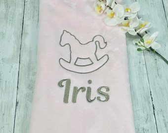Cobertor de bebê rosa personalizado com nome bordado, presente macio para nascimento, batismo, chá de bebê com coroa, coração, cavalo de balanço