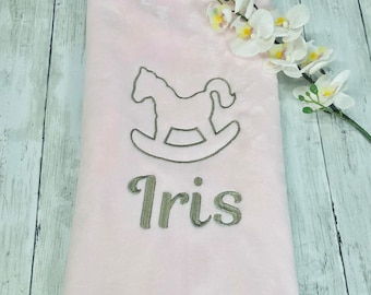 Coperta bimba rosa personalizzata con il nome ricamato morbida regalo per nascita battesimo babyshower con corona, cuore, cavallo a dondolo