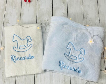 Coperta azzurra per neonati con nome ricamato, coperta bimbo personalizzata, idea regalo per battesimo o nascita, telo con cavallo a dondolo