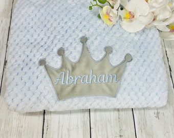 Baby blanket with name and crown, soft royal themed fleece plaid, personalized gift idea for baptism, birth or baby shower