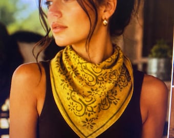 Pañuelo hecho a mano con estampado floral y tela suave.
