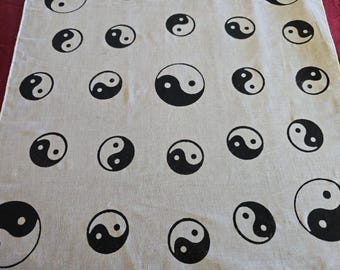Color blanco, estampado yin yang, tela suave estampada en bloques