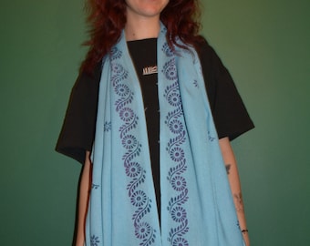 Chal bohemio azul claro hecho a mano con estampado floral morado: bufanda suave y elegante para mujer