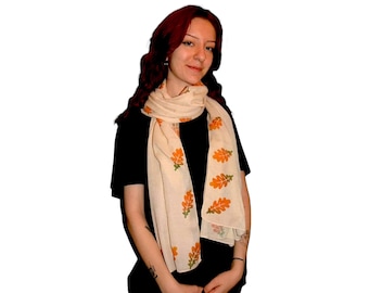 Chal de algodón beige hecho a mano con diseño de hojas: perfecto para cualquier temporada / Bufanda de moda para mujer
