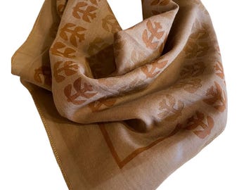 Pañuelo de algodón marrón Handmae – Estampado tradicional, tejido suave
