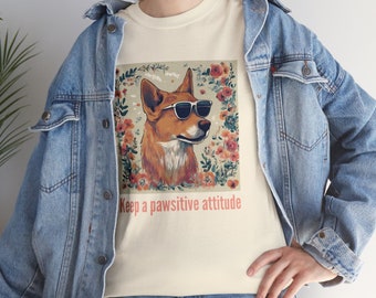 Gardez une attitude positive (positif), graphiques floraux avec chien portant des lunettes de soleil T-shirt unisexe en coton épais