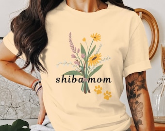 柴犬ママの花束Tシャツ、かわいい犬ママのTシャツ、足跡デザイン、ペット愛好家へのギフト、柴犬好きへのギフト、犬好きへのギフト