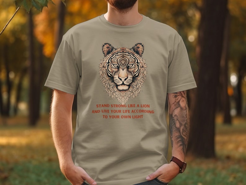 Tribal Lion T-shirt, comfortkleuren T-shirt, inspirerend citaat grafisch t-shirt, stand sterke motiverende top, unisex katoenen shirt afbeelding 3