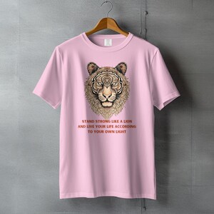 Tribal Lion T-shirt, comfortkleuren T-shirt, inspirerend citaat grafisch t-shirt, stand sterke motiverende top, unisex katoenen shirt afbeelding 8