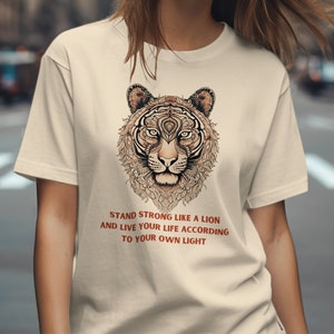 Tribal Lion T-shirt, comfortkleuren T-shirt, inspirerend citaat grafisch t-shirt, stand sterke motiverende top, unisex katoenen shirt afbeelding 1