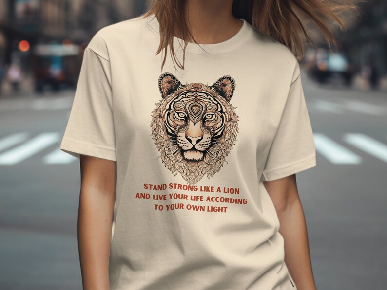 Tribal Lion T-shirt, comfortkleuren T-shirt, inspirerend citaat grafisch t-shirt, stand sterke motiverende top, unisex katoenen shirt afbeelding 1