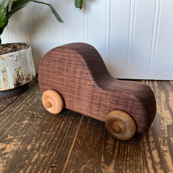 Holzspielzeugauto für Kinder - Natürliches kanadisches handgefertigtes Montessori-Spielzeug - Perfektes Geschenk für fantasievolles Spiel oder Dekor