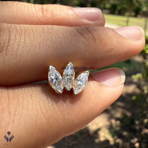 Delicados aretes tipo marquesa / Diseño de racimo de hojas de oro de 14 quilates / Aretes minimalistas brillantes / Joyería elegante para el día a día