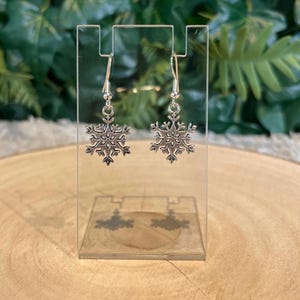 Christmas / winter Silver snowflake dangle earrings