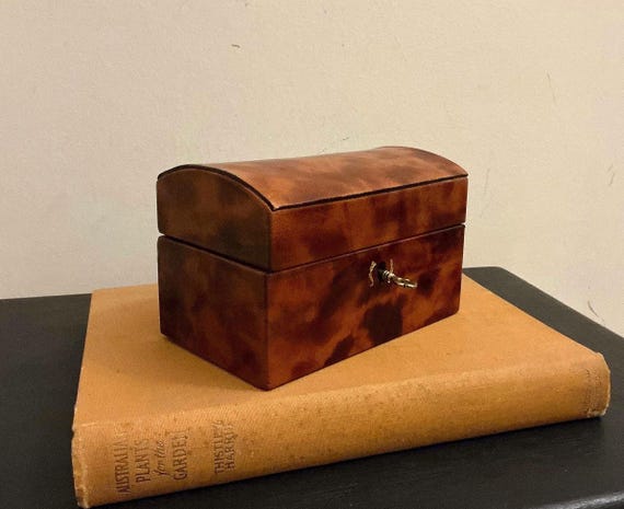 BOX VINTAGE JEWELLERY/Trinket/Keepsake Small Leather Chest Shaped Box with Key.Made in Italy.Vintage Italian Leather Covered Jewellery Box