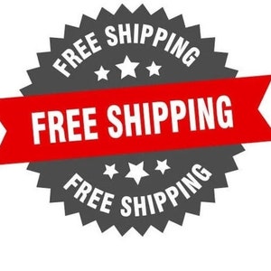 Puede incluir: Una pegatina redonda de color gris oscuro con una pancarta roja. La pegatina tiene las palabras "FREE SHIPPING" en texto blanco. La pancarta tambi&eacute;n muestra "FREE SHIPPING" en blanco. Hay estrellas blancas en la pegatina.