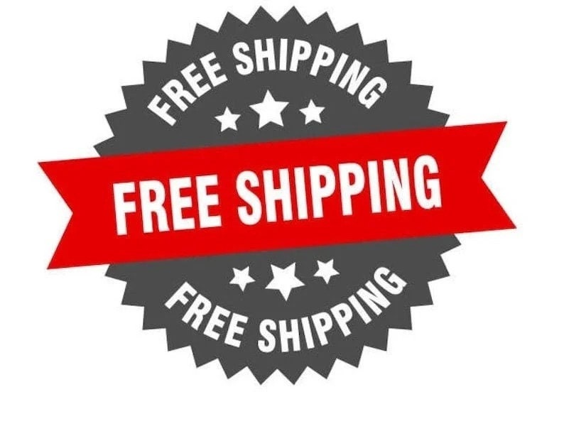 Puede incluir: Una pegatina redonda de color gris oscuro con una pancarta roja. La pegatina tiene las palabras "FREE SHIPPING" en texto blanco. La pancarta tambi&eacute;n muestra "FREE SHIPPING" en blanco. Hay estrellas blancas en la pegatina.