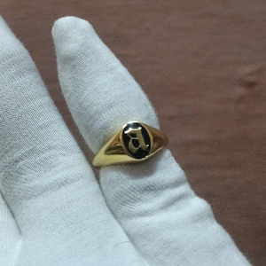 Anello con iniziale in argento sterling 925 / Anello con monogramma in smalto nero / Regali personalizzati