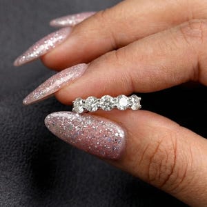 Aliança de casamento em prata com cinco pedras de moissanita, meia aliança empilhável, cor D, pureza VVS1. Anel de aniversário.