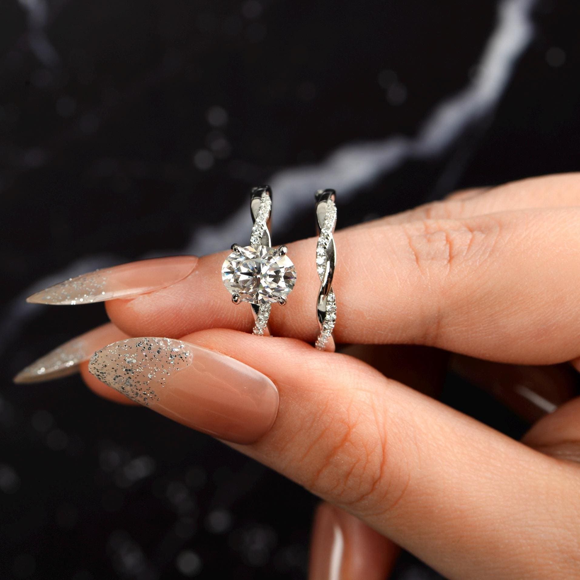 2カラット オーバル モアッサナイト エンゲージリングセット、ツイスト