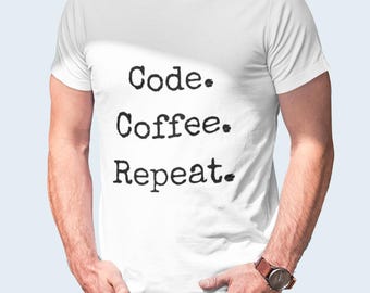 コード。コーヒー。繰り返し。Tシャツ | コーヒープログラマーへのギフト | 面白いコーディングTシャツ