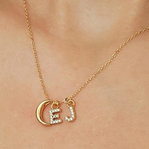 Delicado collar con inicial de media luna, dije de letra personalizado, collar personalizado, joyería celestial, regalo para ella