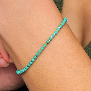 Klein turquoise kralenarmbandje met vergulde accenten, boho stapelarmbandje