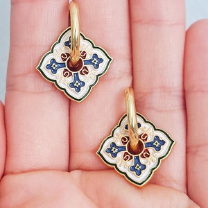 Boucles d'oreilles créoles en émail tendance carreaux vintage Boucles d'oreilles gothiques rétro uniques en leur genre | Boucles d'oreilles uniques en cadeau pour elle