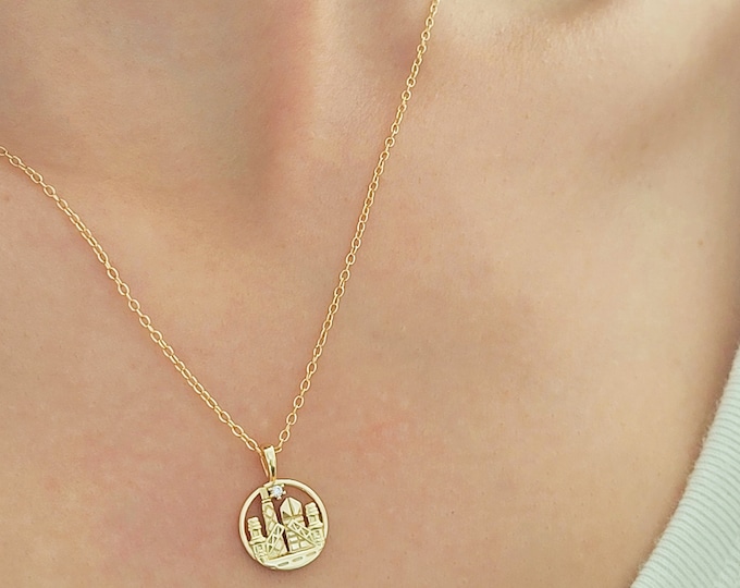 Chicago Skyline Pendant Necklace Gold Cityscape Jewellery for Travel Lovers