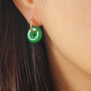 Créoles en jade | Boucles d'oreilles Huggie en jade vert | Bijoux minimalistes en jade en argent sterling plaqué or | Boucles d'oreilles élégantes