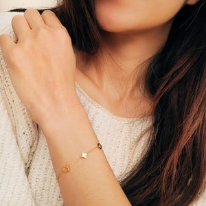 This Gold Clover Bracelet features a delicate four leaf clover charms, symbolizing good luck and prosperity. Crafted with 18k gold plated sterling silver, ideal for birthdays or anniversaries.