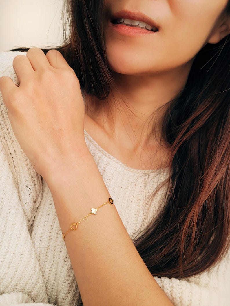 This Gold Clover Bracelet features a delicate four leaf clover charms, symbolizing good luck and prosperity. Crafted with 18k gold plated sterling silver, ideal for birthdays or anniversaries.