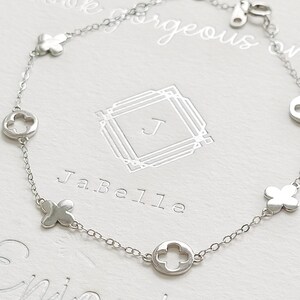 This silver Clover Bracelet features a delicate four leaf clover charms, symbolizing good luck and prosperity. Crafted with 925 sterling silver, ideal for birthdays or anniversaries.