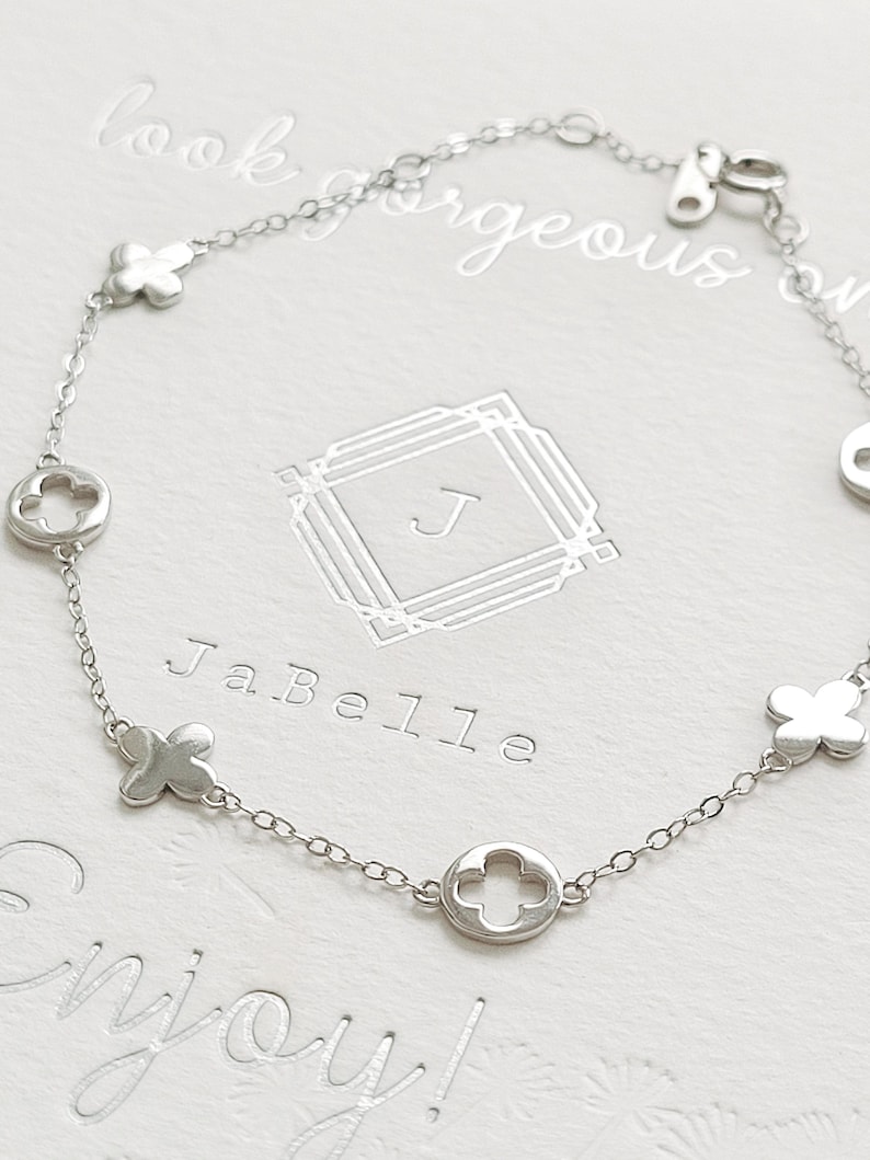 This silver Clover Bracelet features a delicate four leaf clover charms, symbolizing good luck and prosperity. Crafted with 925 sterling silver, ideal for birthdays or anniversaries.