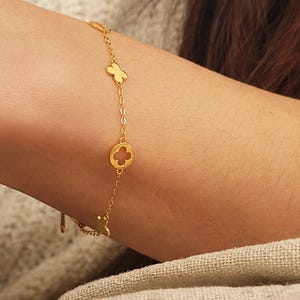 This Gold Clover Bracelet features a delicate four leaf clover charms, symbolizing good luck and prosperity. Crafted with 18k gold plated sterling silver, ideal for birthdays or anniversaries.