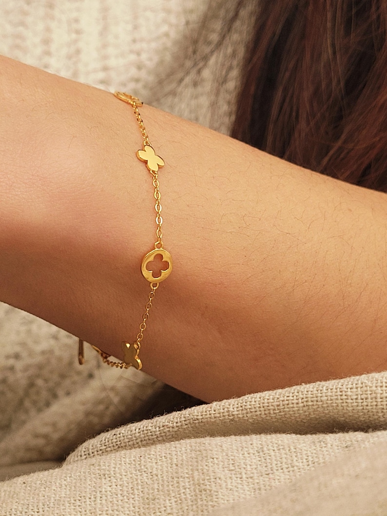 This Gold Clover Bracelet features a delicate four leaf clover charms, symbolizing good luck and prosperity. Crafted with 18k gold plated sterling silver, ideal for birthdays or anniversaries.
