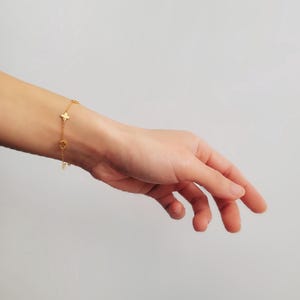 This Gold Clover Bracelet features a delicate four leaf clover charms, symbolizing good luck and prosperity. Crafted with 18k gold plated sterling silver, ideal for birthdays or anniversaries.