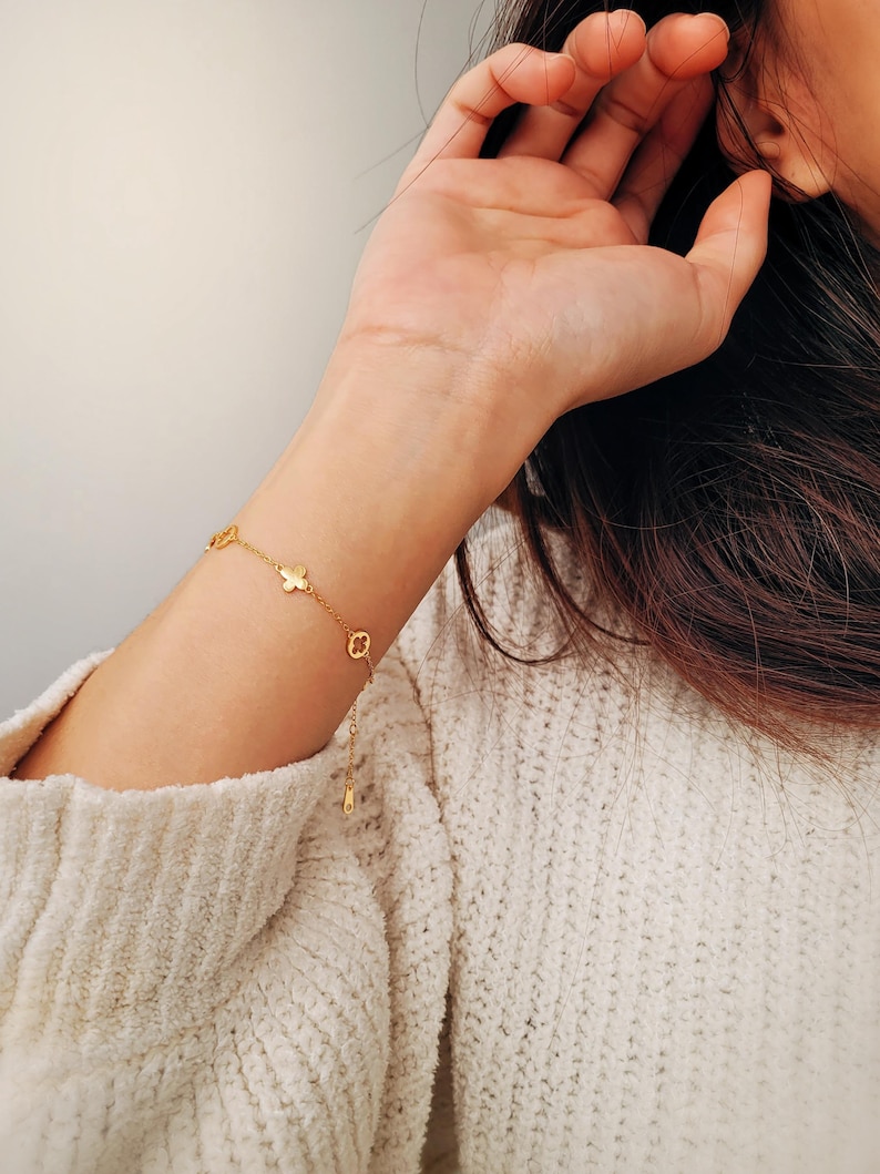 This Gold Clover Bracelet features a delicate four leaf clover charms, symbolizing good luck and prosperity. Crafted with 18k gold plated sterling silver, ideal for birthdays or anniversaries.