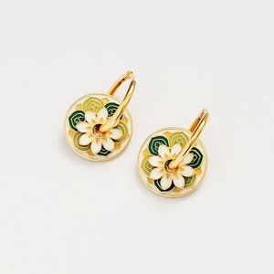 Pendientes de aro con esmalte de flor verde, de plata de ley chapada en oro, únicos y con diseño de azulejos vintage.