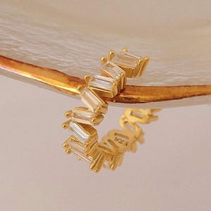 Orecchino a polsino a baguette in oro Orecchino a polsino minimalista per cartilagine Nessun piercing Delicato gioiello in oro per donna