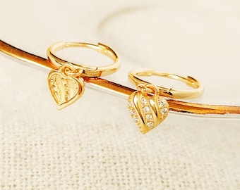 Pendientes colgantes de aro con forma de corazón, chapados en oro y plata de ley, con detalles de circonitas cúbicas.
