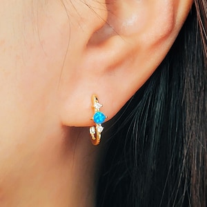 Zierliche Opal Huggie Ohrringe Vergoldete Sterling Silber Creolen Oktober Birthstone Schmuck Geburtstag Geschenk für Sie