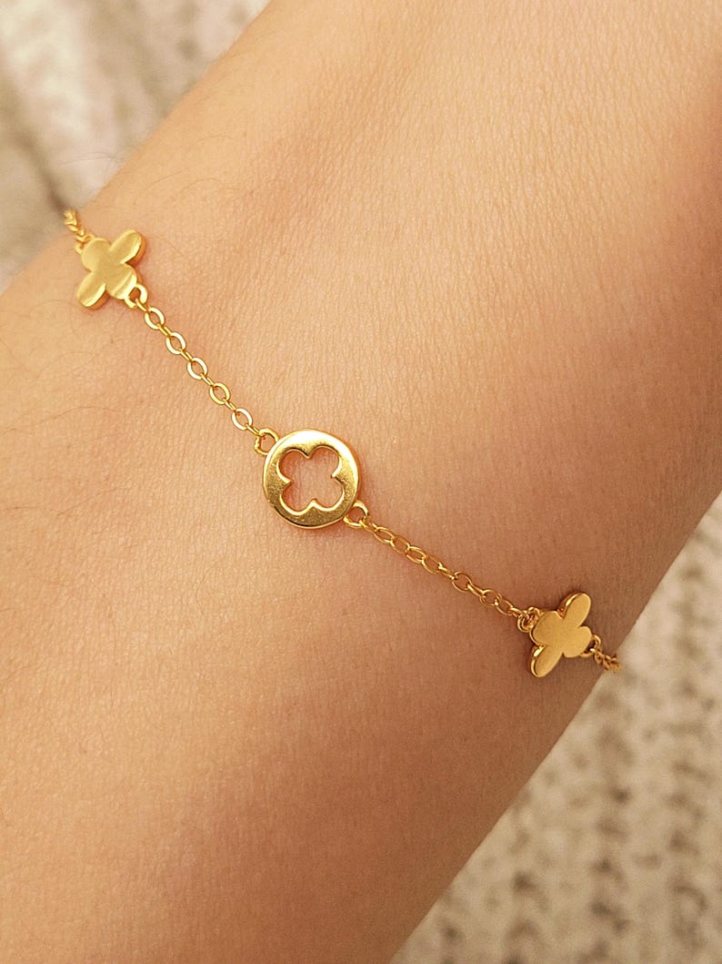 This Gold Clover Bracelet features a delicate four leaf clover charms, symbolizing good luck and prosperity. Crafted with 18k gold plated sterling silver, ideal for birthdays or anniversaries.