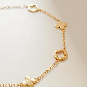 This Gold Clover Bracelet features a delicate four leaf clover charms, symbolizing good luck and prosperity. Crafted with 18k gold plated sterling silver, ideal for birthdays or anniversaries.