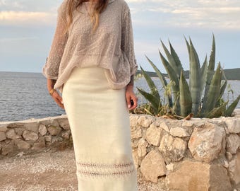Falda maxi midi de punto estilo vintage para verano – Cintura elástica, detalle de crochet bohemio color crema, corte lápiz ligero.