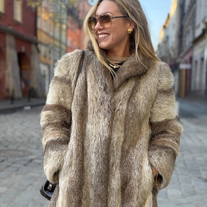 Vintage beige brun naturlig pälskappa elegant nutria grå lyxig look maffia fru stil gamla pengar överdimensionerad äkta päls damjacka